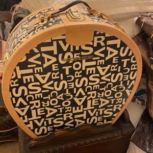 🎈VERY RARE🎈 Victoria Secret/PINK Graffiti Hat luggage in new condition 💗